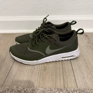Nike Thea